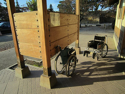 Lending wheelchair in the toilet building of the parking lot of Nishi Demaru